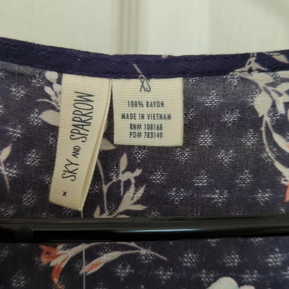 Sky and Sparrow blue floral top size XS - Picture 4 of 4